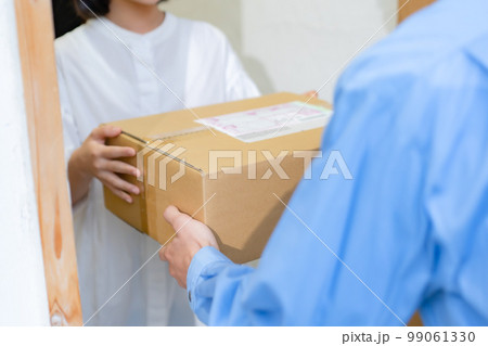 荷物を受け取る女の子 99061330