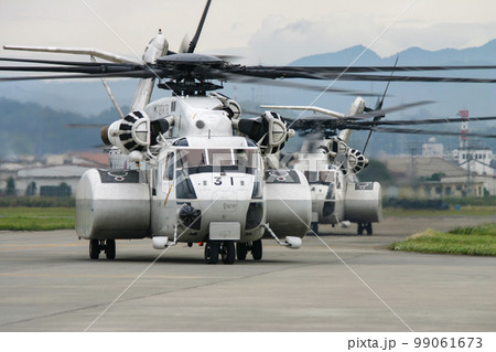 基地に帰投した海上自衛隊の大型ヘリコプター 99061673