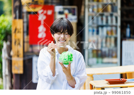 観光地でかき氷を食べる若い女性 99061850
