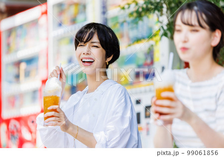 旅先で冷やし飴を飲んで休憩する女性達 99061856
