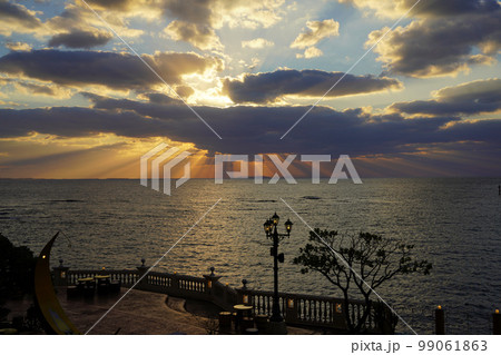 沖縄の夕日 99061863
