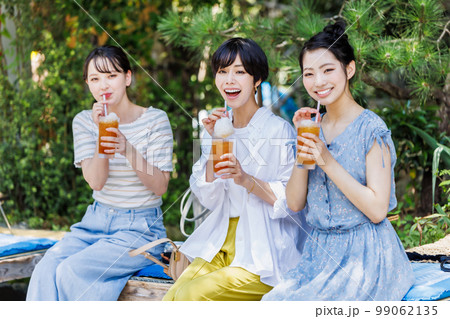 旅先で冷やし飴を飲んで休憩する女性達 99062135