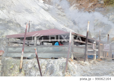 屋外の岩盤浴場の小屋（玉川温泉　秋田県 仙北市） 99062164