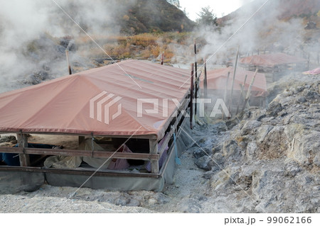 屋外にある岩盤浴場の小屋(玉川温泉 秋田県 仙北市) 屋外にある岩盤浴場の小屋(玉川温泉 秋田県 仙北市) 99062166