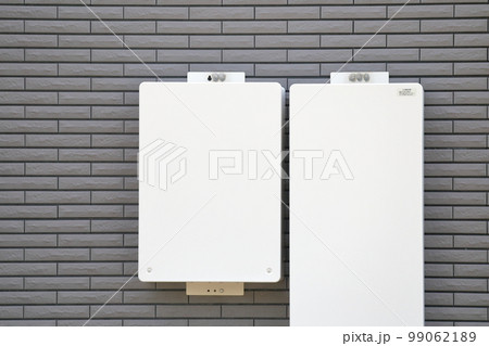 壁に設置された蓄電池設備とパワコン 99062189