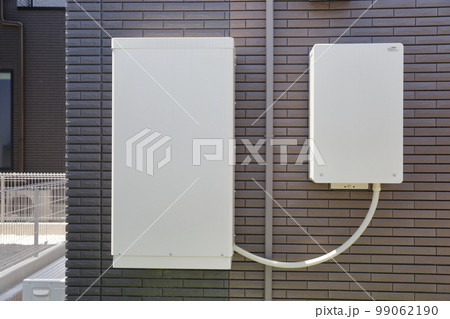 壁に設置された蓄電池設備とパワコン 99062190