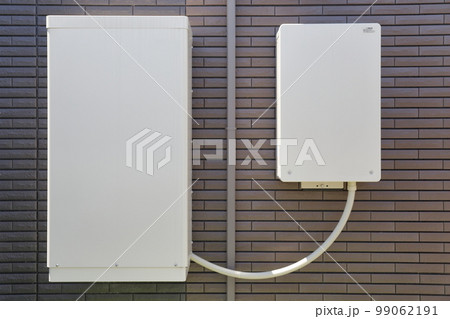 壁に設置された蓄電池設備とパワコン 99062191
