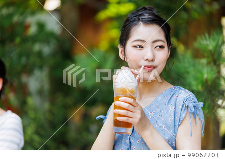 旅先で冷やし飴を飲んで休憩する女性 旅先で冷やし飴を飲んで休憩する女性 99062203