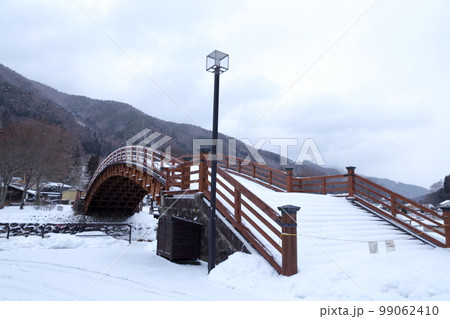 雪が降り積もった橋（木曽の大橋　奈良井宿　長野県 塩尻市） 99062410