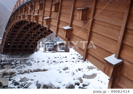雪が降り積もった橋(木曽の大橋 奈良井宿 長野県 塩尻市) 雪が降り積もった橋(木曽の大橋 奈良井宿 長野県 塩尻市) 99062414