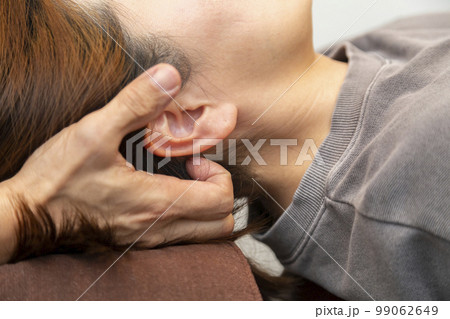 マッサージ（整体、骨盤矯正）をうける女性 99062649