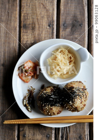 鶏めしで作ったオニギリと漬物 99063128