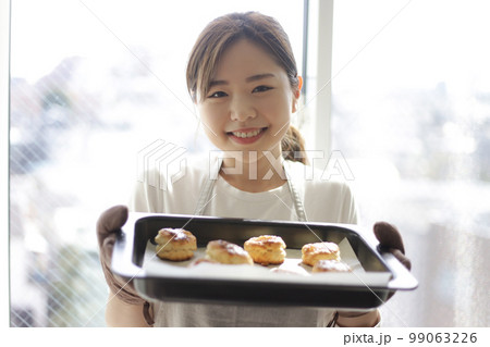 料理をする女性 料理をする女性 99063226