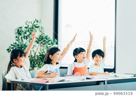 塾で勉強をする小学生達。 塾で勉強をする小学生達。 99063319