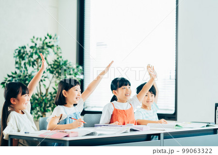 塾で勉強をする小学生達。 塾で勉強をする小学生達。 99063322