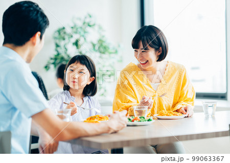 レストランでランチをする親子 レストランでランチをする親子 99063367