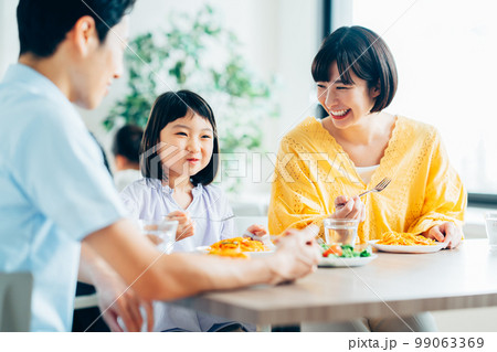 レストランでランチをする親子 99063369