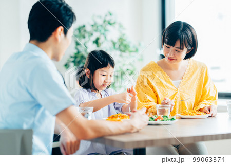 レストランでランチをする親子 99063374