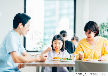 レストランでランチをする親子 レストランでランチをする親子 99063375