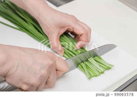 【ニラをざく切りにする】 99063578