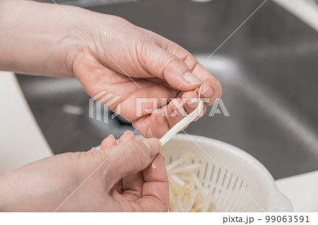 【もやしの根を取る】 【もやしの根を取る】 99063591