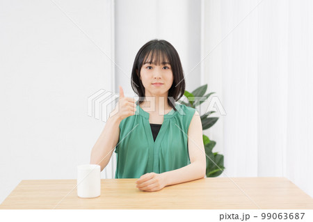 いいねのポーズをする若い女性 いいねのポーズをする若い女性 99063687