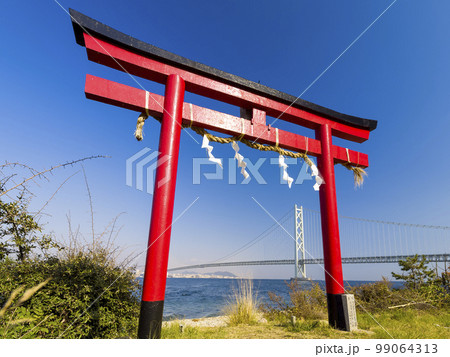 松帆恵比寿神社の鳥居と明石海峡大橋 / Akashi Kaikyo Bridge, Japan 99064313