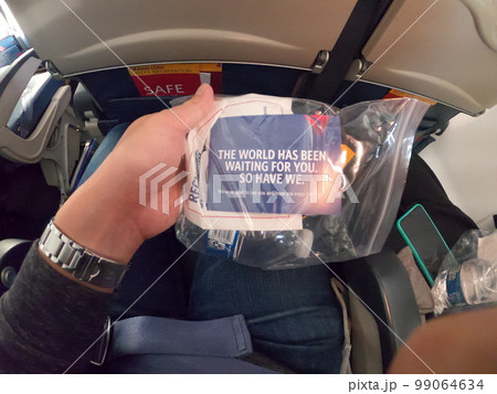 アメリカ　機内　コロナ禍のサービス 99064634