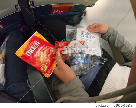 アメリカ　機内　コロナ禍の機内サービス 99064635