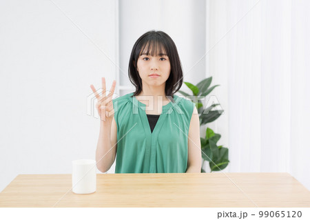 手で数字の3を示す女性 99065120