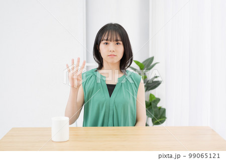手で数字の4を示す女性 99065121