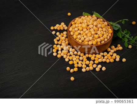 Dry Scattered Yellow Peas on Black Background, Whole Pea Pile, Raw Legume, Protein Source, Healthy Vegan Food 99065361