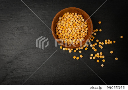 Dry Scattered Yellow Peas on Black Background, Whole Pea Pile, Raw Legume, Protein Source, Healthy Vegan Food 99065366