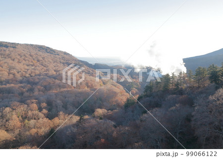 水蒸気を吹き上げる地熱発電所(松川地熱発電所 岩手県 八幡平市) 水蒸気を吹き上げる地熱発電所(松川地熱発電所 岩手県 八幡平市) 99066122