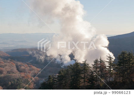 水蒸気を吹き上げる地熱発電所（松川地熱発電所　岩手県 八幡平市） 99066123