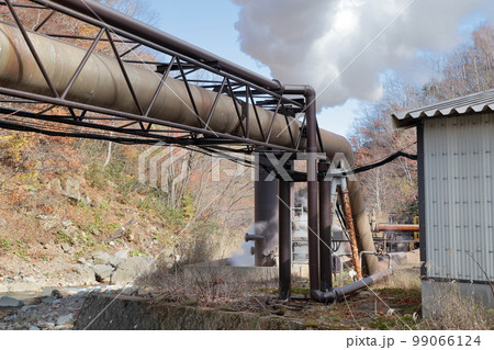 地熱発電の地熱井からのパイプ（松川地熱発電所　岩手県 八幡平市） 99066124