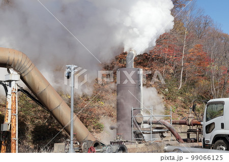 地熱発電の地熱井から吹き出す蒸気(松川地熱発電所 岩手県 八幡平市) 地熱発電の地熱井から吹き出す蒸気(松川地熱発電所 岩手県 八幡平市) 99066125