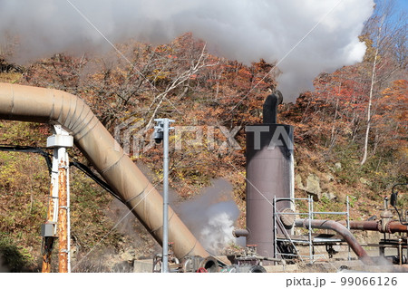 地熱発電の地熱井から吹き出す蒸気(松川地熱発電所 岩手県 八幡平市) 地熱発電の地熱井から吹き出す蒸気(松川地熱発電所 岩手県 八幡平市) 99066126