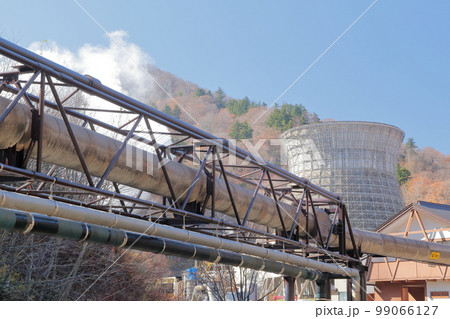 巨大な冷却塔を持つ地熱発電所(松川地熱発電所 岩手県 八幡平市) 巨大な冷却塔を持つ地熱発電所(松川地熱発電所 岩手県 八幡平市) 99066127