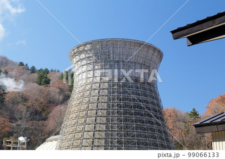 巨大な冷却塔を持つ地熱発電所(松川地熱発電所 岩手県 八幡平市) 巨大な冷却塔を持つ地熱発電所(松川地熱発電所 岩手県 八幡平市) 99066133