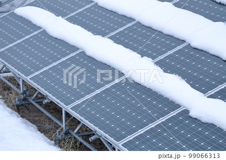 雪が積もった 太陽光パネル 雪が積もった 太陽光パネル 99066313
