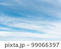 晴れの日の雲のある青空 99066397