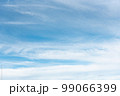 晴れの日の雲のある青空 99066399