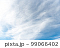晴れの日の雲のある青空 99066402