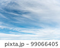 晴れの日の雲のある青空 99066405