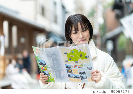 観光、女性、旅行、笑顔、一人旅、記念写真、カメラ女子、旅行ガイド、パンフレット、撮影、日本家屋、旅 観光、女性、旅行、笑顔、一人旅、記念写真、カメラ女子、旅行ガイド、パンフレット、撮影、日本家屋、旅 99067178