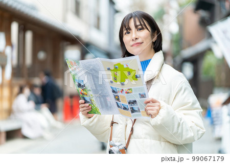 観光、女性、旅行、笑顔、一人旅、記念写真、カメラ女子、旅行ガイド、パンフレット、撮影、日本家屋、旅 99067179