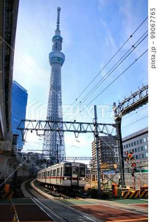 踏切の在る風景もあと僅か… タワーの麓の下町を快走する通勤型ステンレス車 踏切の在る風景もあと僅か… タワーの麓の下町を快走する通勤型ステンレス車 99067765
