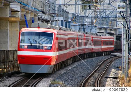 踏切の在る風景もあと僅か…　タワーの麓の下町を快走する特急りょうもう 99067820