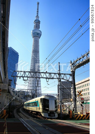 踏切の在る風景もあと僅か… タワーの麓の下町を快走する特急リバティ 踏切の在る風景もあと僅か… タワーの麓の下町を快走する特急リバティ 99067834